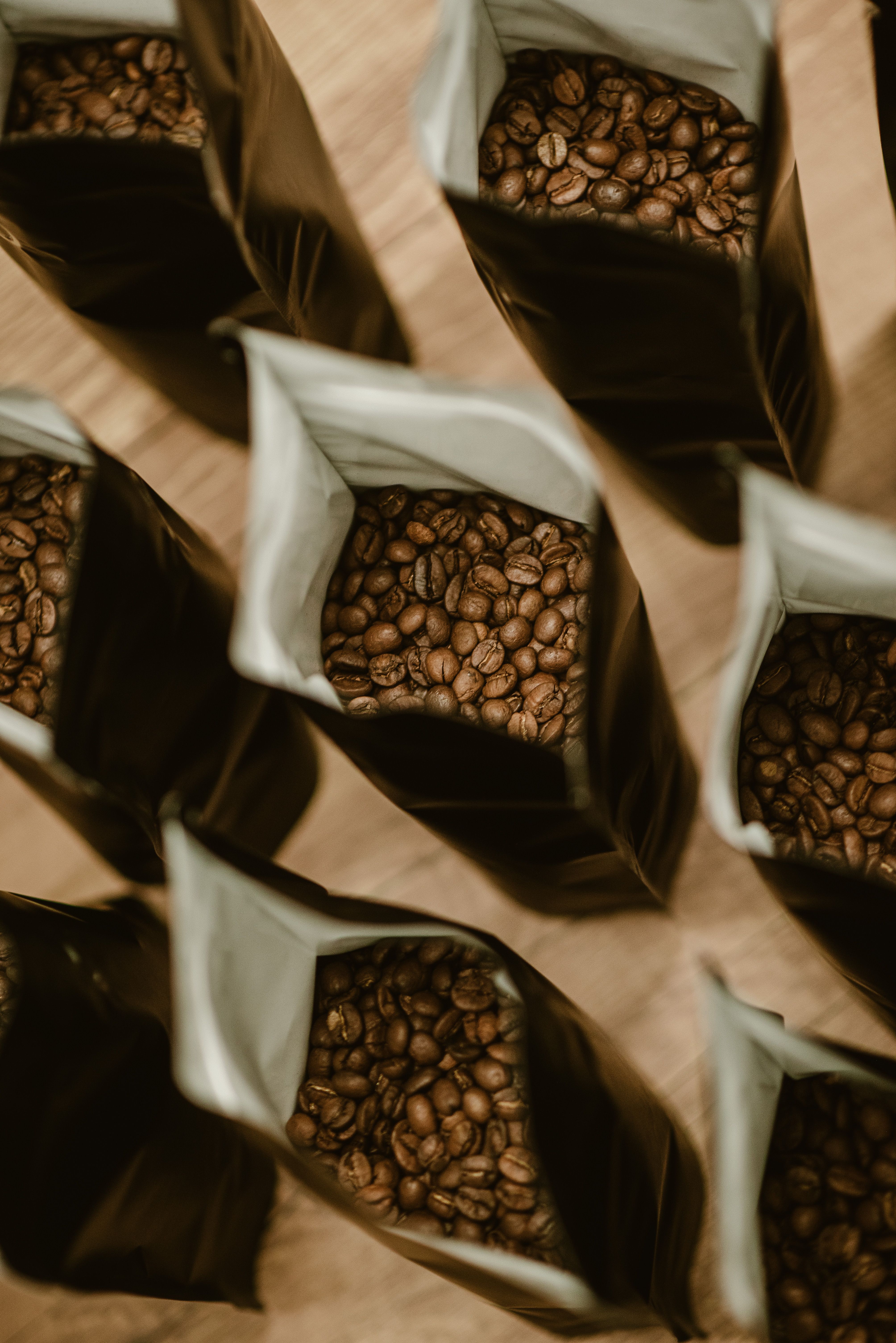 Bolsas abiertas con granos de café tostado recién envasado
