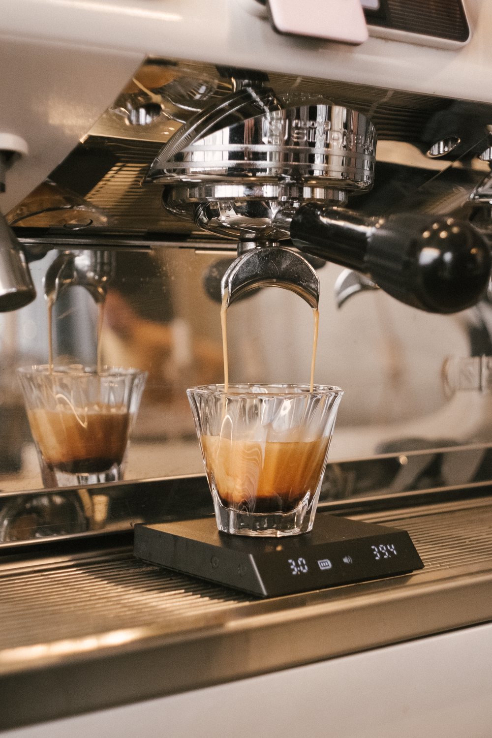 Extracción de espresso sobre balanza de precisión